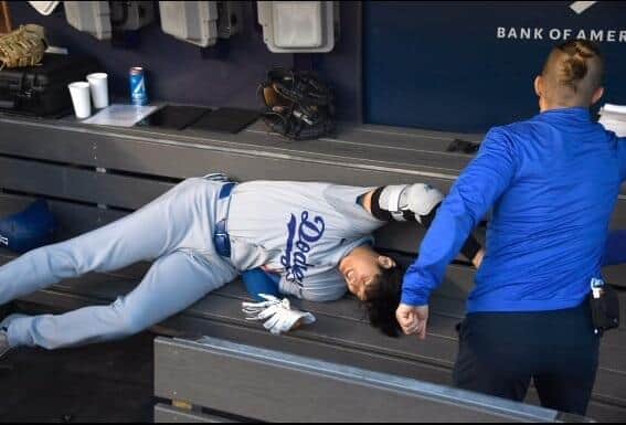「お疲れかな」大谷翔平、ベンチで寝転ぶ写真に反響　球団カメラマンが激写