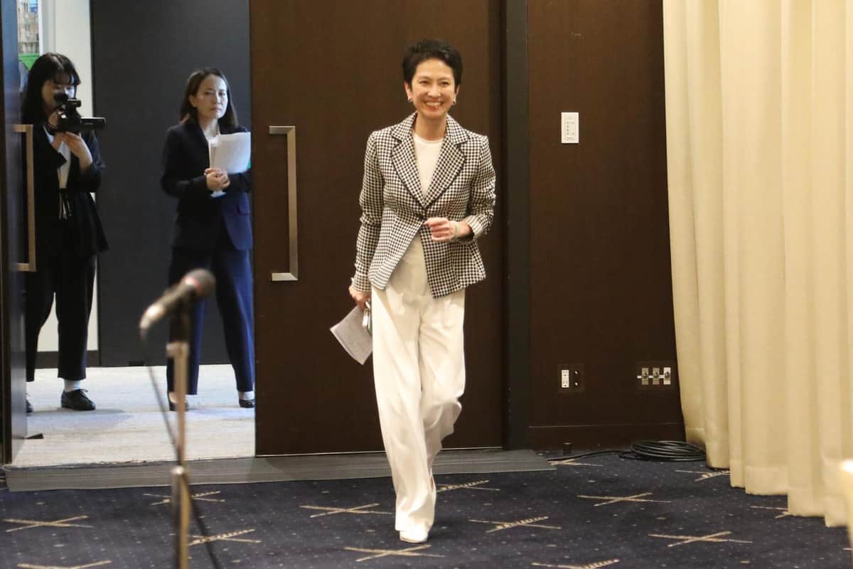 記者会見場に入る蓮舫参院議員