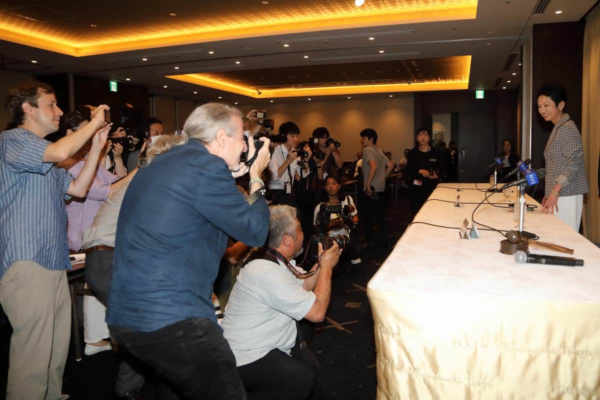フォトセッションに臨む蓮舫参院議員
