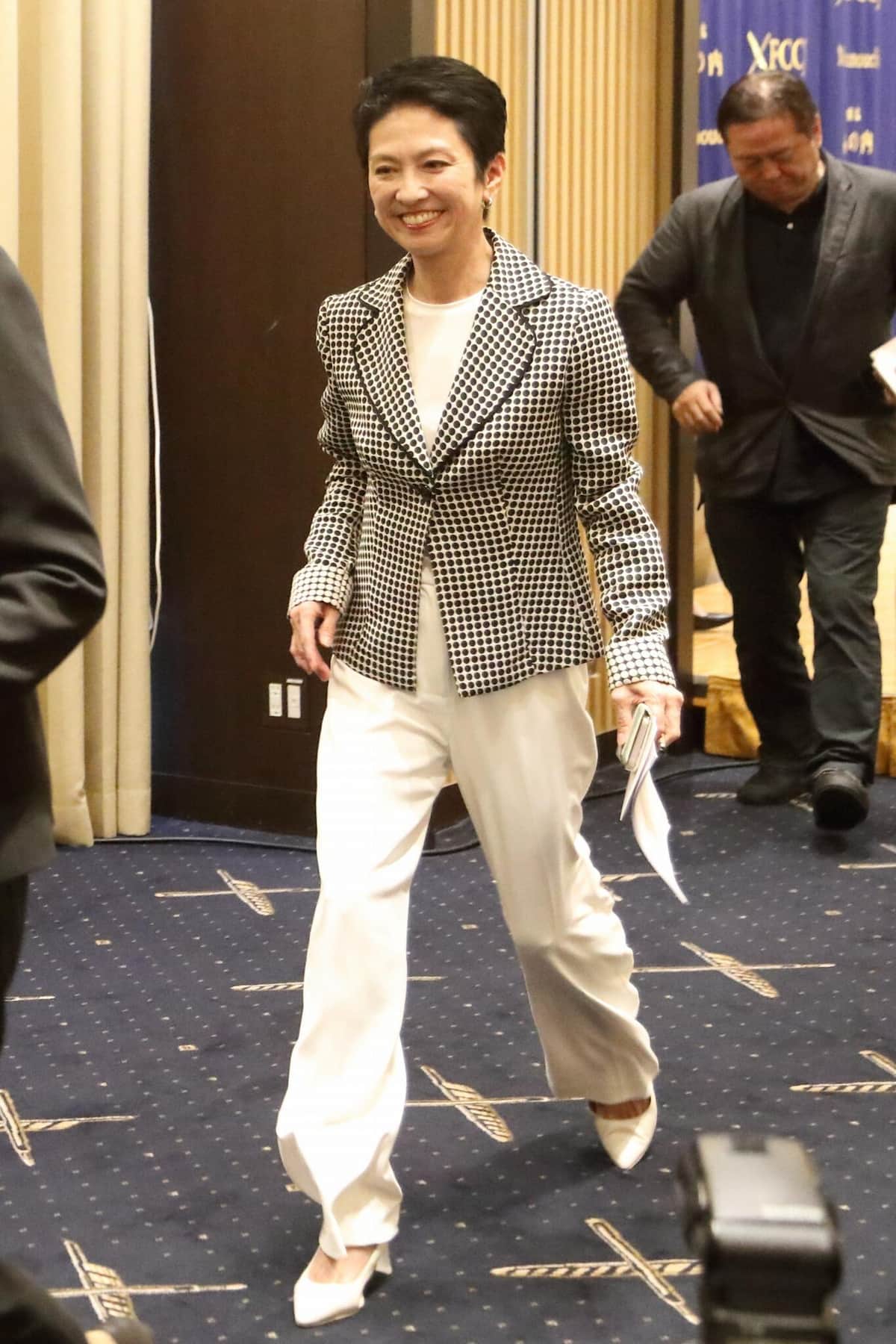 笑顔で会見場を後にする蓮舫参院議員