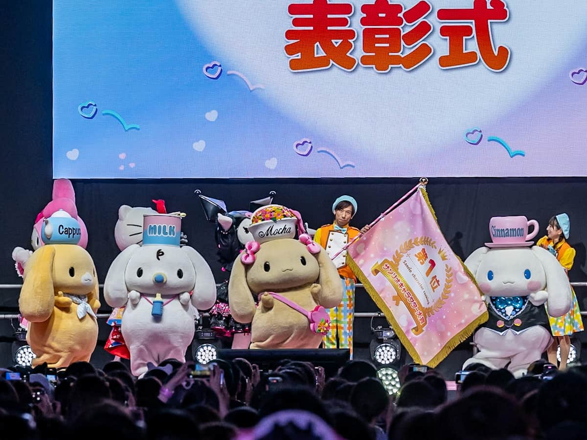 1位のシナモンへ、友だちのみるく・モカ・カプチーノが記念フラッグを贈呈
(C)'24 SANRIO　　(C)'24 SANRIO/SEGATOYS　　(C)'24 SANRIO/SHOCHIKU　　(C)'24 JMA Co., Ltd.　　BP　　CHOCOLATE　　JAPANCD PC　　MMP,TX　　S/D・G　　SP-M　　S/T・F　　著作（株）サンリオ