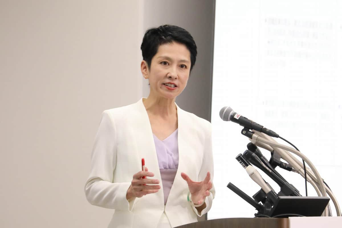 公約発表会見に臨む蓮舫参院議員