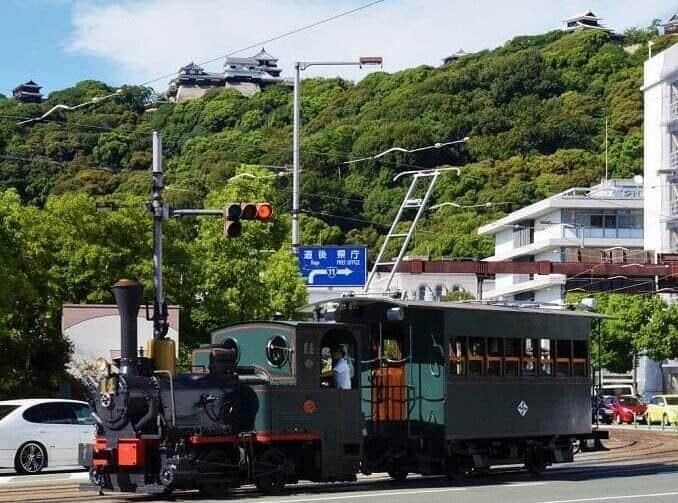 赤字続く「坊っちゃん列車」支援のクラファンが大コケ　「観光の目玉」と松山市テコ入れも......集まったのは目標の1割強