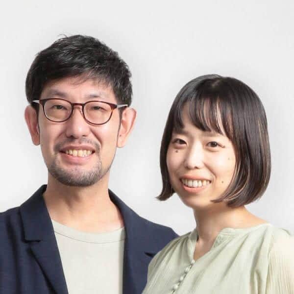 YouTubeチャンネル「世界はサカサマ！」のHirokiさんと妻・Accoさん