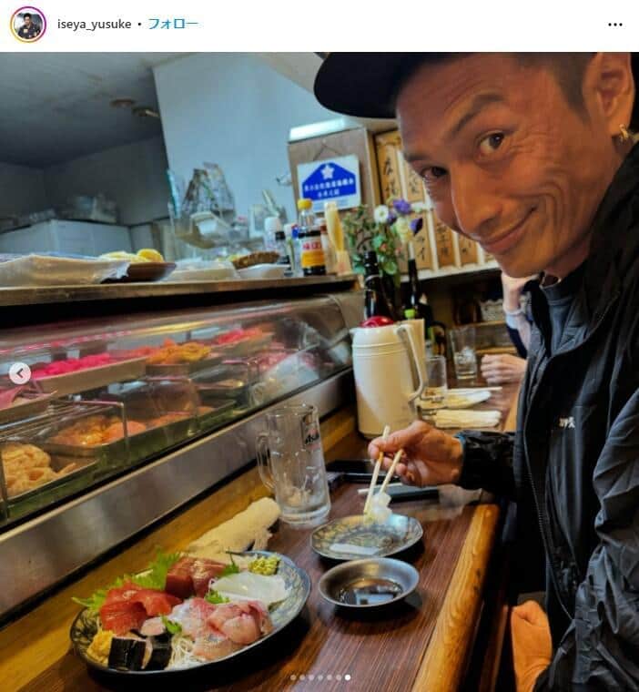 「撮影風景をチラ見せ」伊勢谷友介48歳、個性的コーデに反響「なんだかもうオブジェ」「カッコイイ」