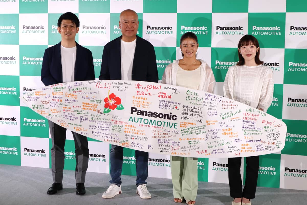 （左から）パナソニック オートモーティブシステムズ インフォテインメント事業部・船戸涼平さん、代表取締役社長・永易正吏さん、松田詩野選手、キャビンUX事業開発準備室・河野円香さん