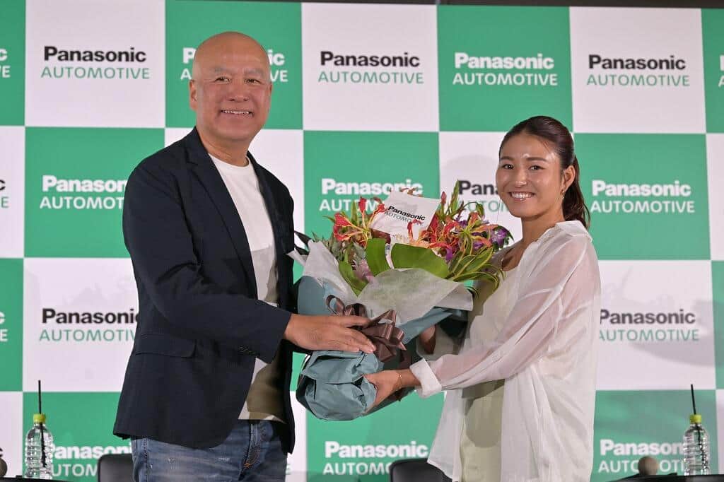 松田選手に花束を贈呈する、永易社長