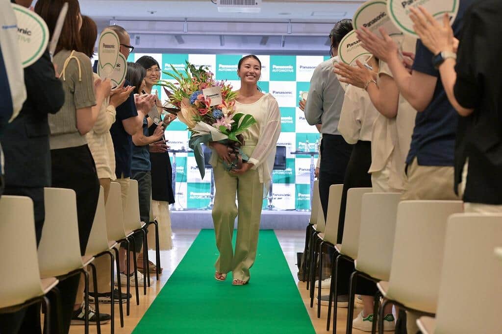 社員のみなさんに送り出される松田選手