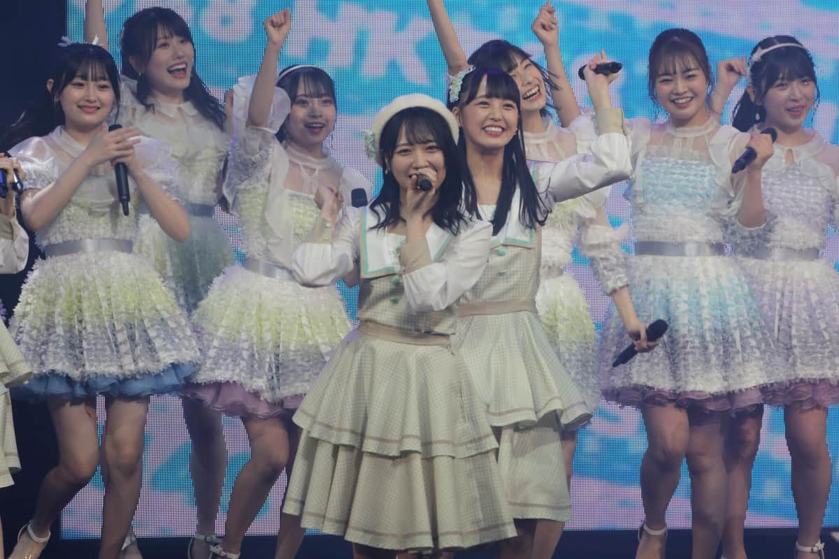 大阪市内で開かれたコンサートでパフォーマンスするSTU48とHKT48のメンバー（2022年撮影）。中央右が福田朱里さん