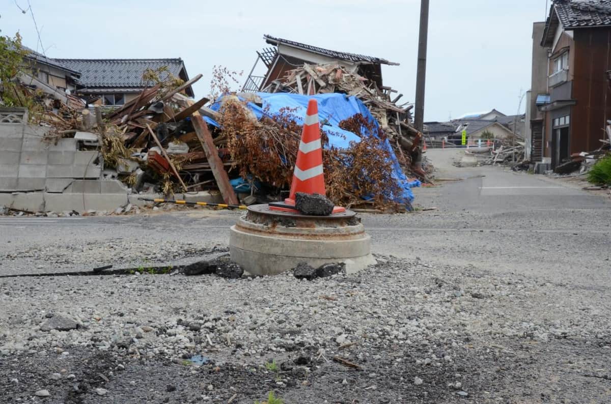 マンホールが隆起したままになっていた