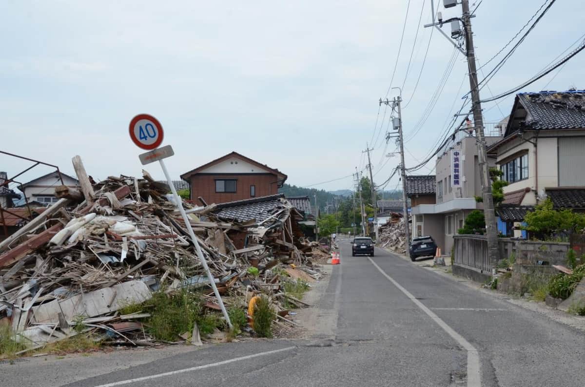 時折車が通るが、人の気配はなかった