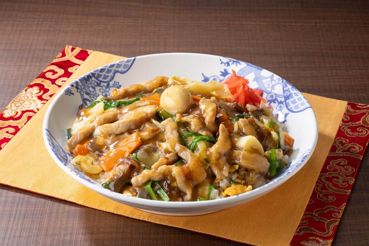 たっぷり豚肉と野菜の旨味あんかけチャーハン（プレスリリースより）