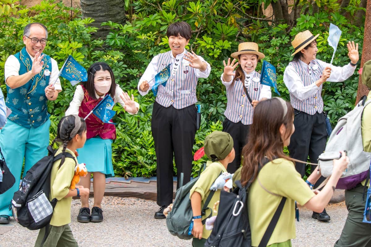 東京ディズニーシーの新エリア「ファンタジースプリングス」で入場者を迎えるキャストたち。リリースより（C）ディズニー