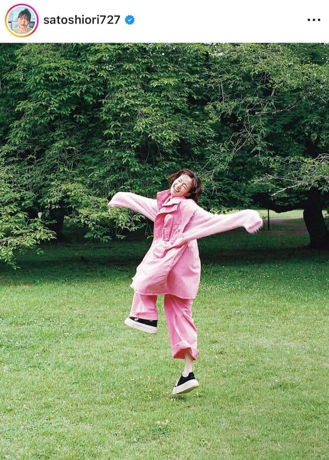 佐藤栞里、おでこ出しでナチュラルな美しさ「ほんとかわいい」　愛犬との2ショットも　