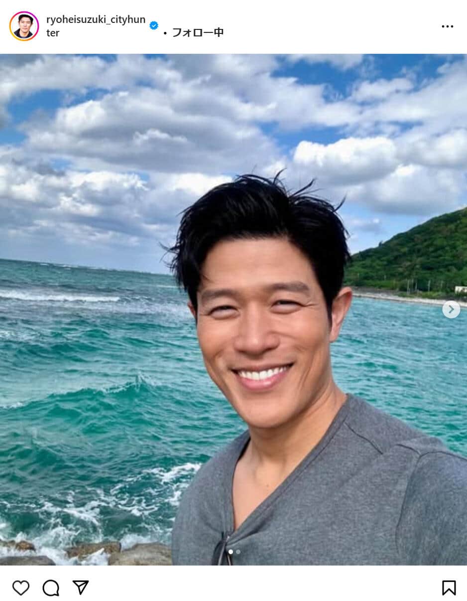 鈴木亮平、沖縄の海岸をただ散策する　「まるで写真集のページをめくっている様な感覚に」ファン興奮