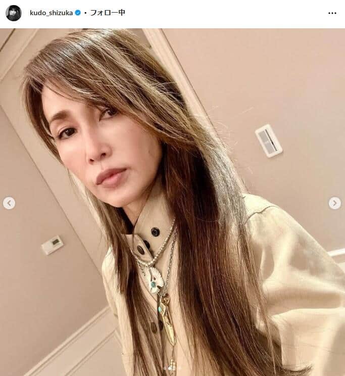 工藤静香、「つなぎ」姿で決めポーズ　「かっこよくて美しい」「足長さんが似合うコーデ」