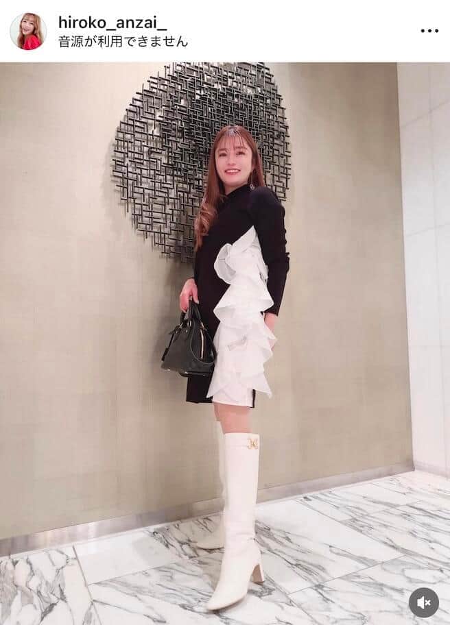 安西ひろこ45歳、バスローブ添い寝風ショットが色気ダダ漏れ　「寝顔が超可愛すぎる」「美女が降臨」 