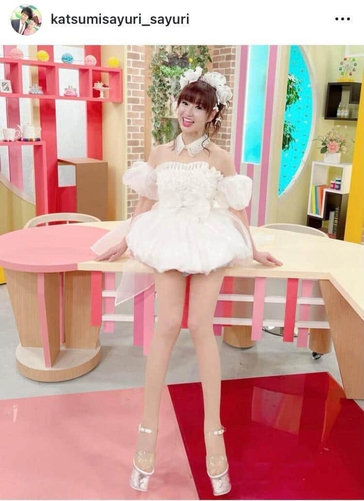 「かつみさゆり」さゆり55歳、ミニスカ×うさ耳ショットにメロメロ　「可愛いすぎ」「足長～い！綺麗」