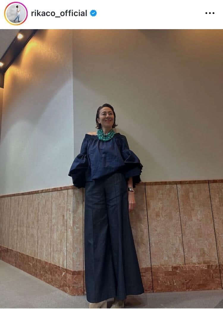 58歳RIKACO、「大人のミニ」コーデで圧倒　「スタイル良すぎます」「スラット美脚」ネット驚く