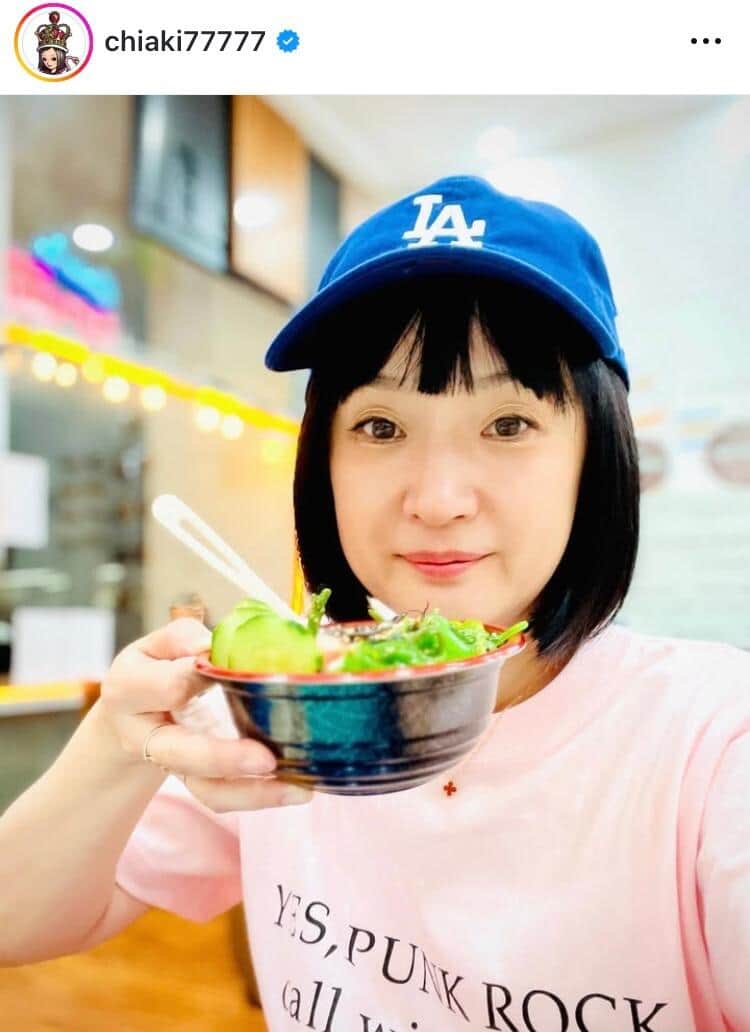 千秋53歳、ナチュラル＆キュートに大人なハワイを満喫　「水着初公開？」マイシュノーケルを手に