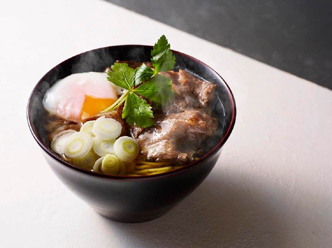 インバウンド価格？神戸牛肩ロース使用「えきそば」3850円の衝撃　販売元「利益なく赤字に近い」