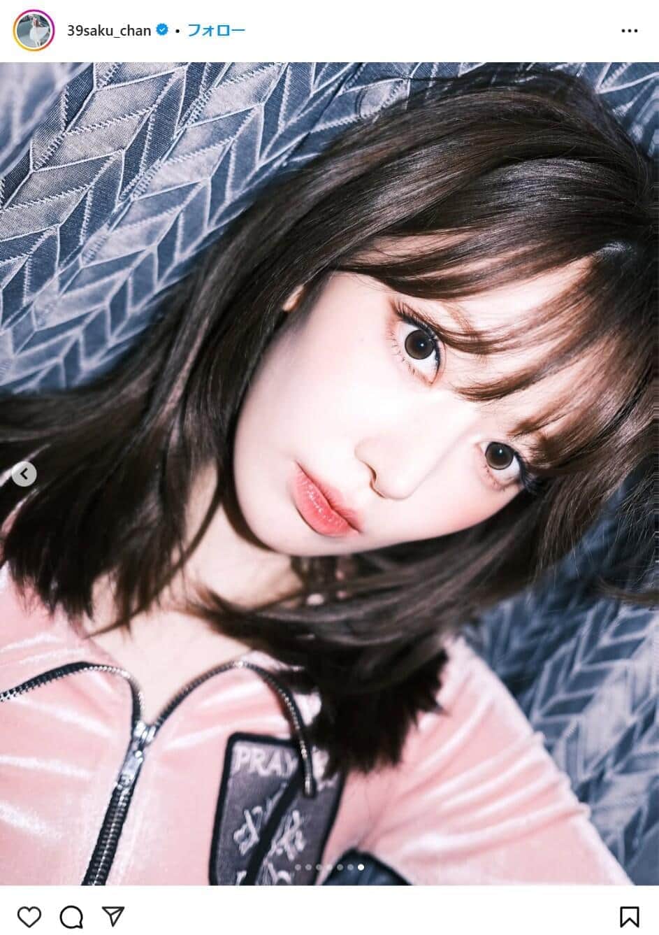 LE SSERAFIM・宮脇咲良、へそ出し黒ジャケット写真に59万いいね！　手編みのマフラーも