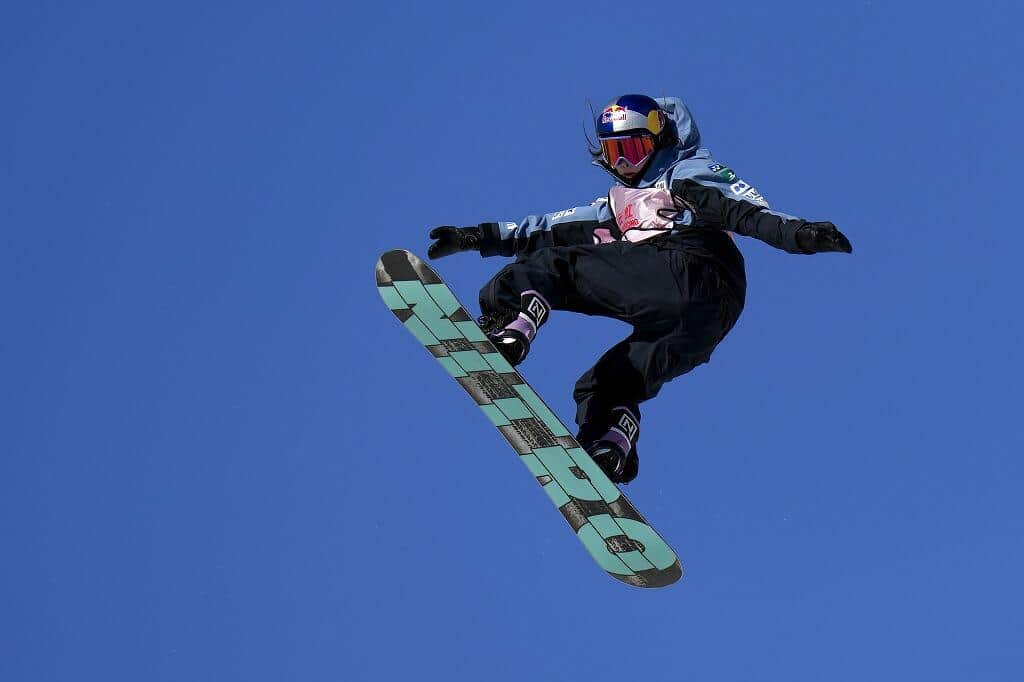 美女プロスノーボーダー鬼塚雅　美しい腹筋チラ見せショット「めちゃくちゃカッコイイです」