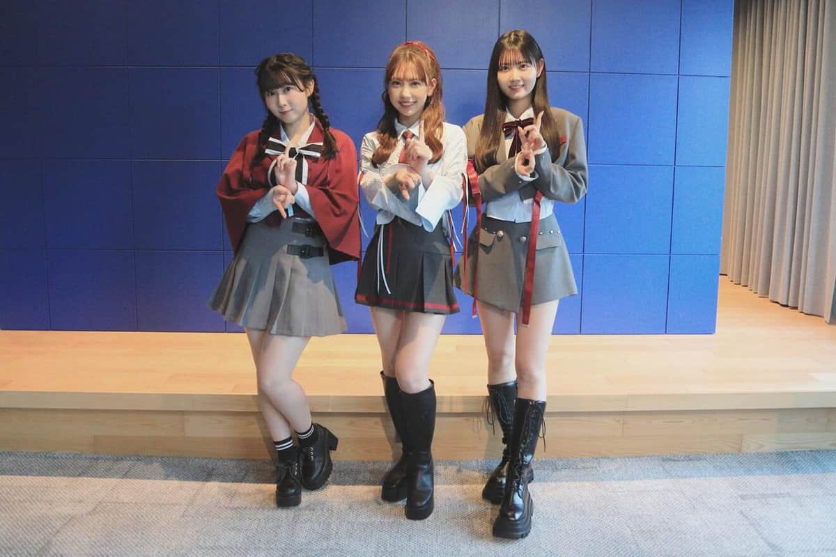 新曲「Tick tack zack」選抜メンバーは12人。そのうち3人が取材に応じた。左から井上瑠夏さん、熊崎晴香さん、伊藤実希さん