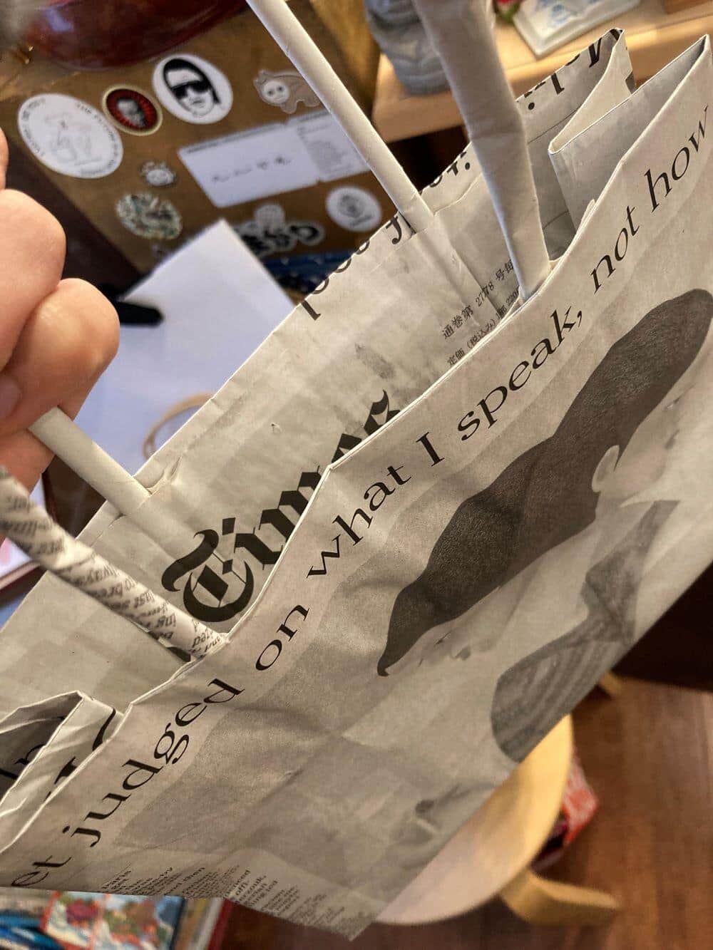 話題になった投稿より、手前にあるのが「自作」紙袋（写真提供：句読点）