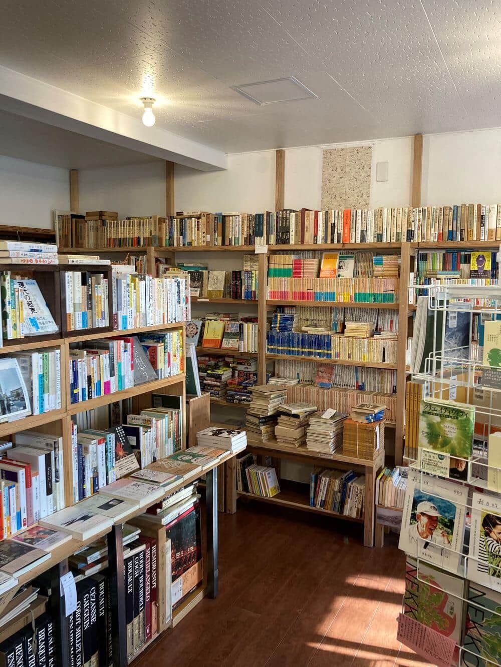 島根・出雲で新本と古本を扱う書店「句読点」（同店提供）