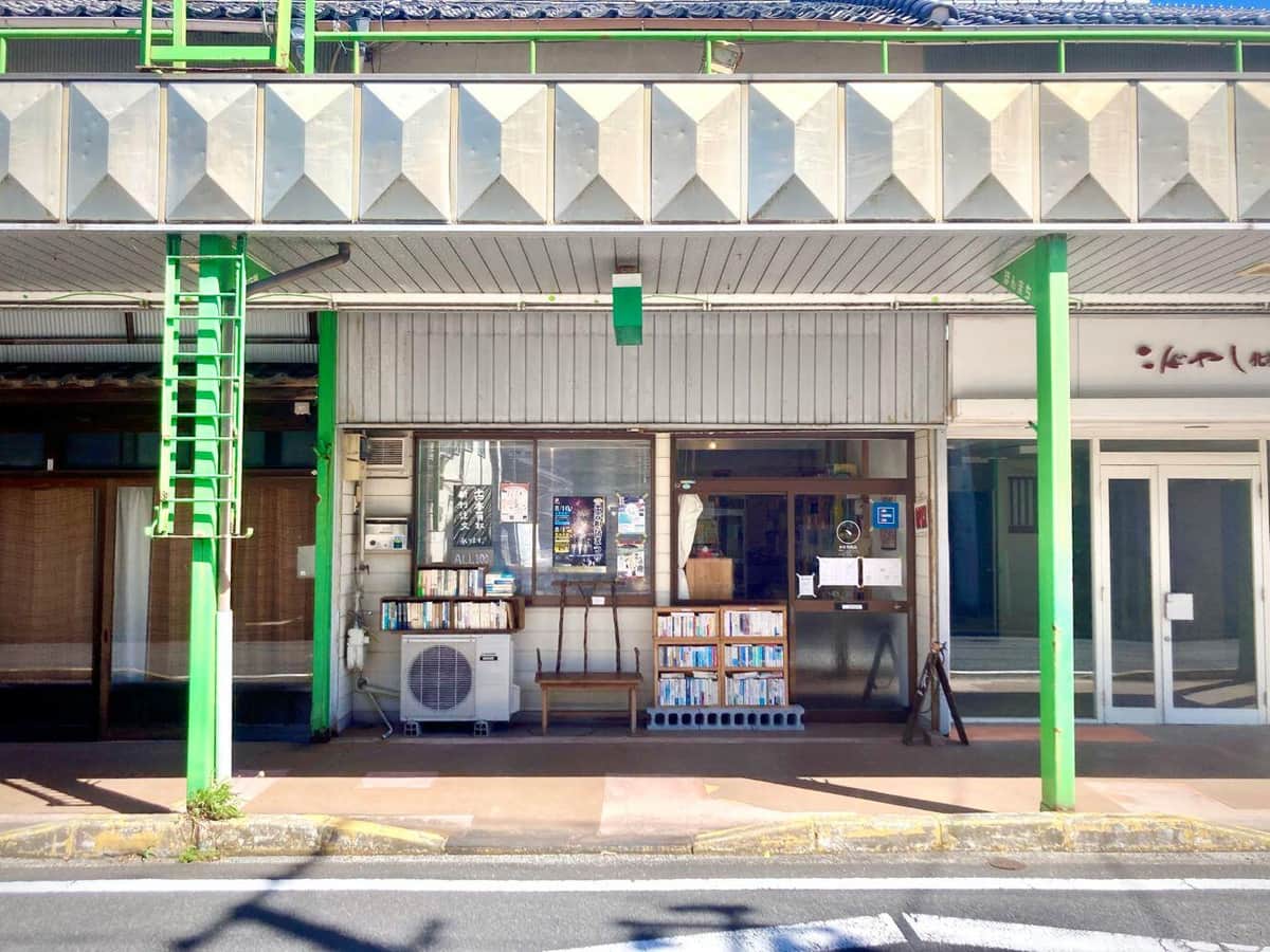 島根・出雲で新本と古本を扱う書店「句読点」（同店提供）