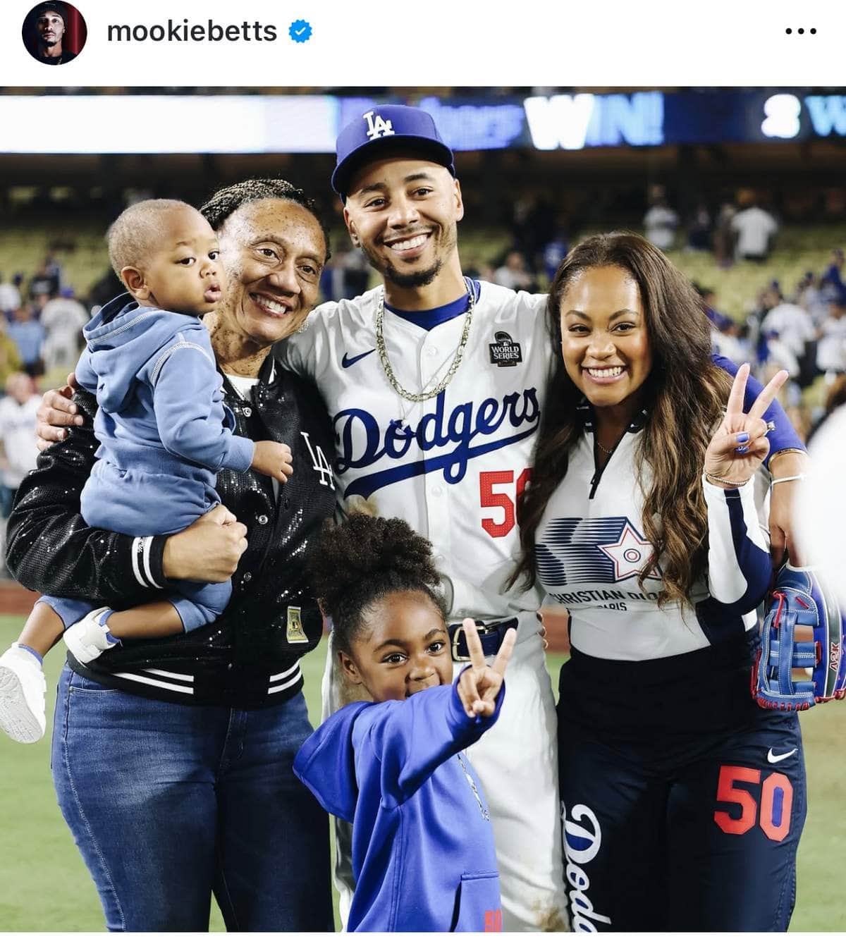 家族と記念写真に納まるベッツ（本人インスタグラムより）