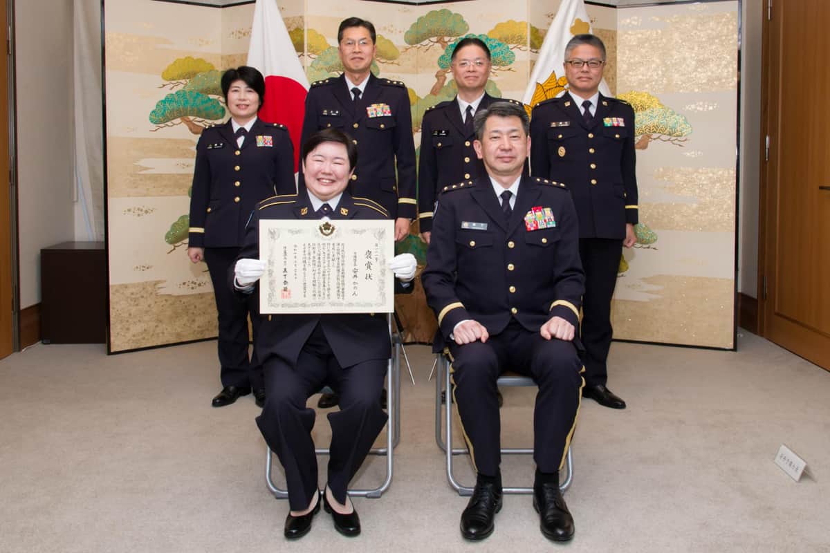 褒賞状を手に記念撮影（写真は陸上自衛隊のXから
