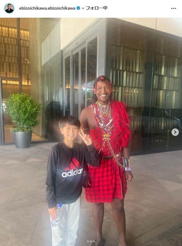 市川團十郎、12歳長男とアフリカ初上陸　巨大プールも満喫...約20時間の長旅から一息