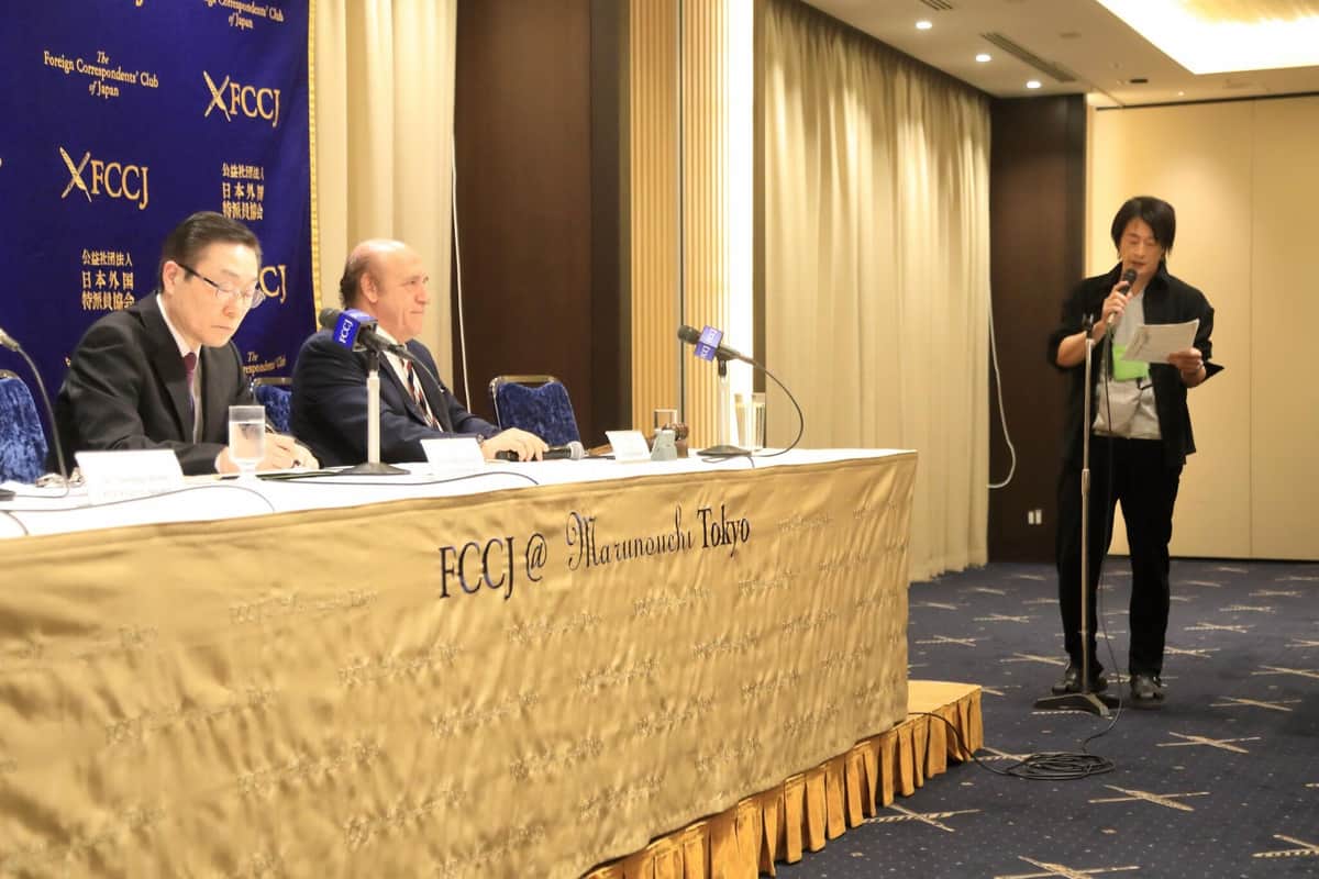 質問するジャーナリストの鈴木エイト氏（右）と、質問を聞く世界平和統一家庭連合（旧統一教会）の田中富広会長（左）