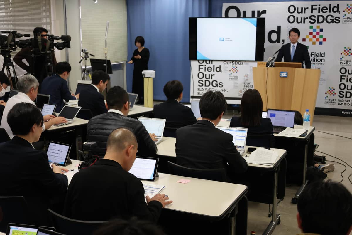 記者からは多くの質問が飛んだ