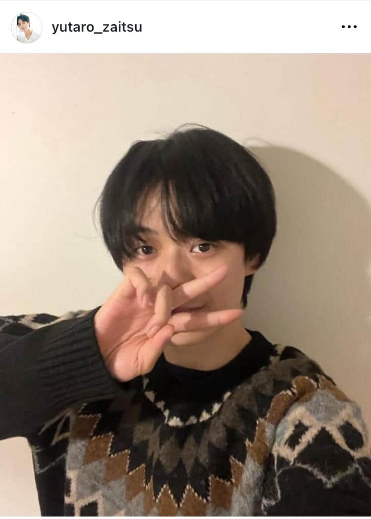 祖父は大物俳優...財津優太郎、ジャケット×ネクタイ姿でイケメンぶり発揮「デート設定でしょうか？」