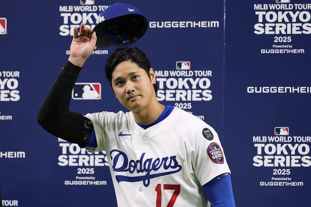 大谷翔平、デコピンを連れて球場入りしていた　「先頭は大谷ではなく、デコピン」優雅に歩いて登場
