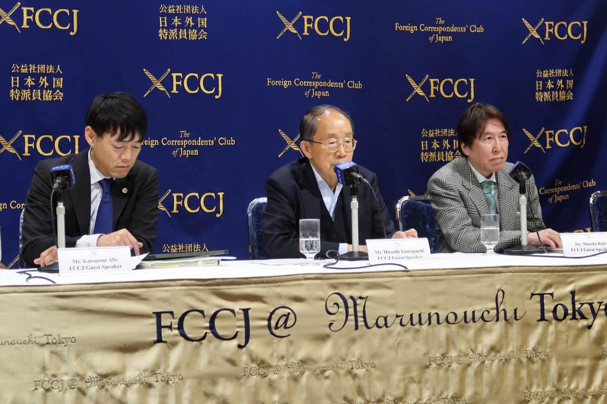 旧統一教会の問題に取り組む弁護士3人が記者会見を開いた、左から、阿部克臣氏、山口広氏、紀藤正樹氏