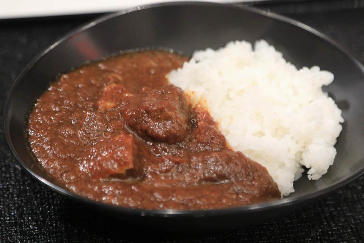 ビーフカレーはJALの羽田・成田の国際線ラウンジなどで食べられる