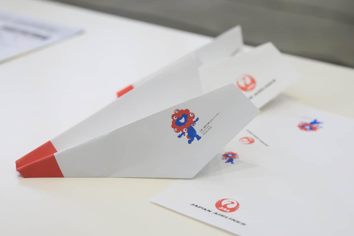 紙飛行機は「ミャクミャクコラボオリジナルデザイン」