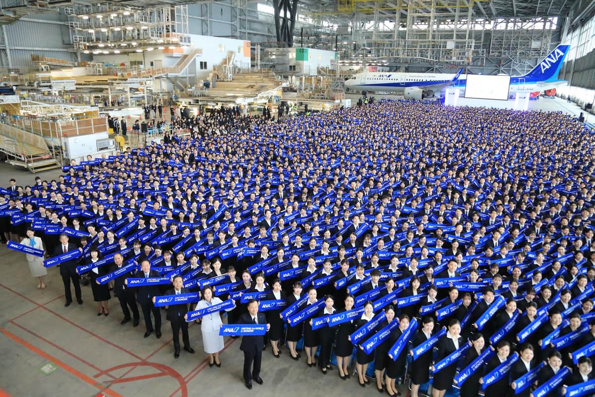 ANAグループの入社式では、約3100人の新入社員がいっせいに青いタオルを掲げた