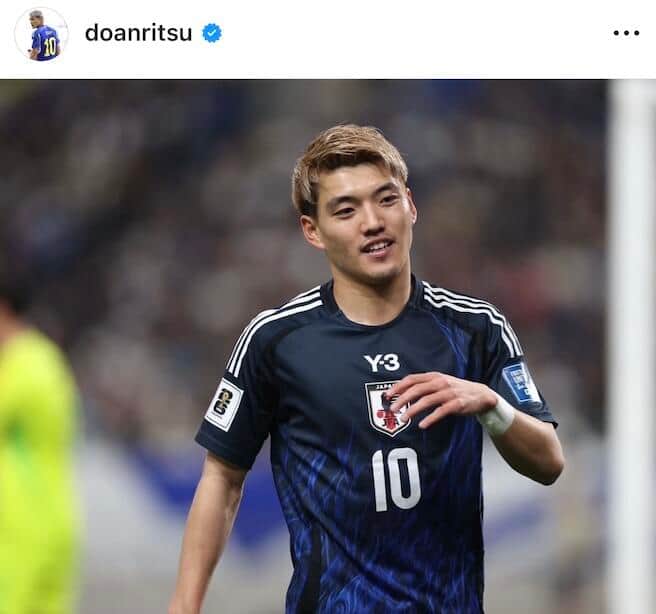 サッカー堂安律、美人妻の肩抱き寄せ...夫婦ラブラブショットが素敵　「美男美女」「最高にお似合いです」