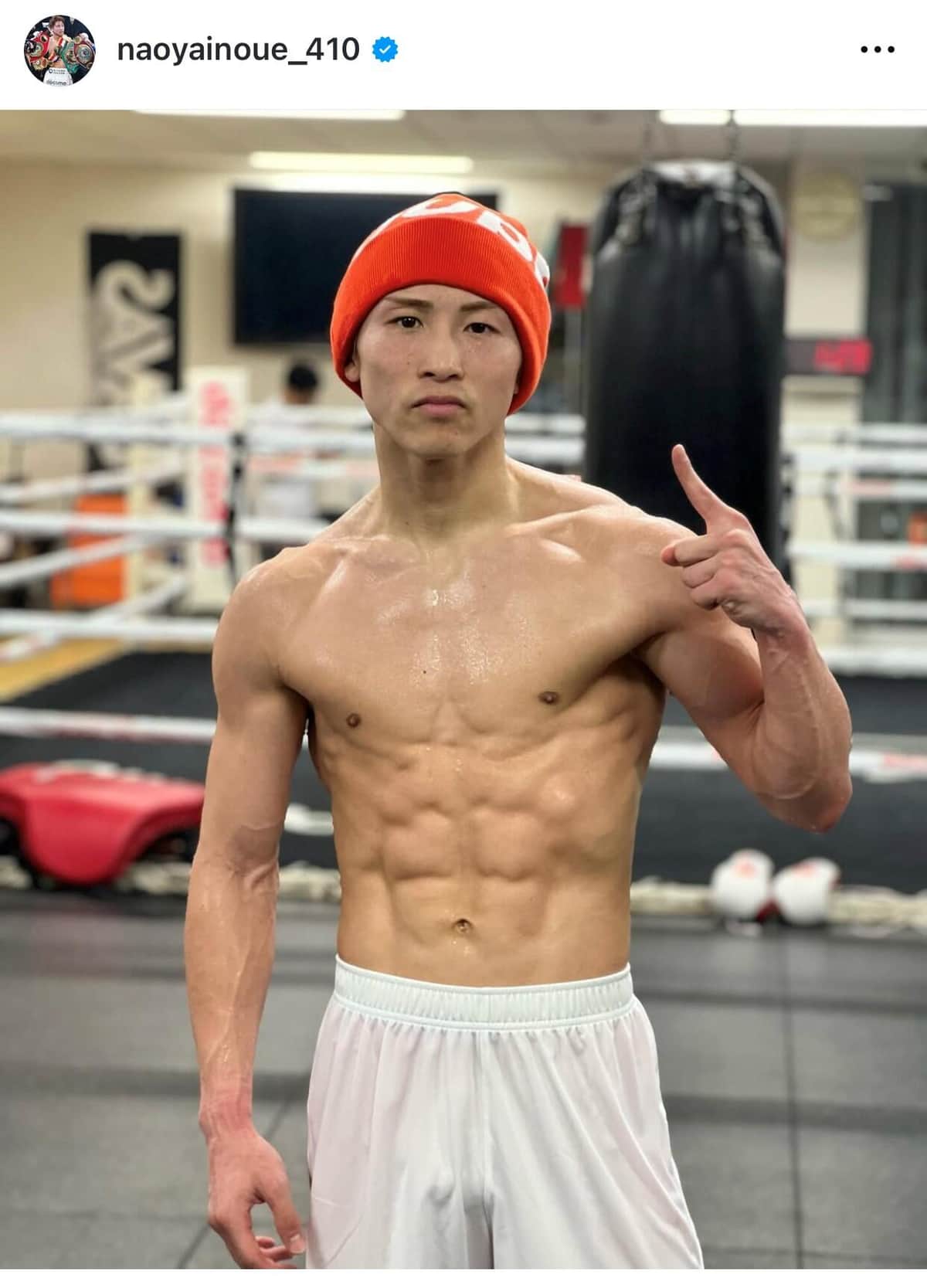 鍛え上げた肉体を披露する井上（本人インスタグラムより）