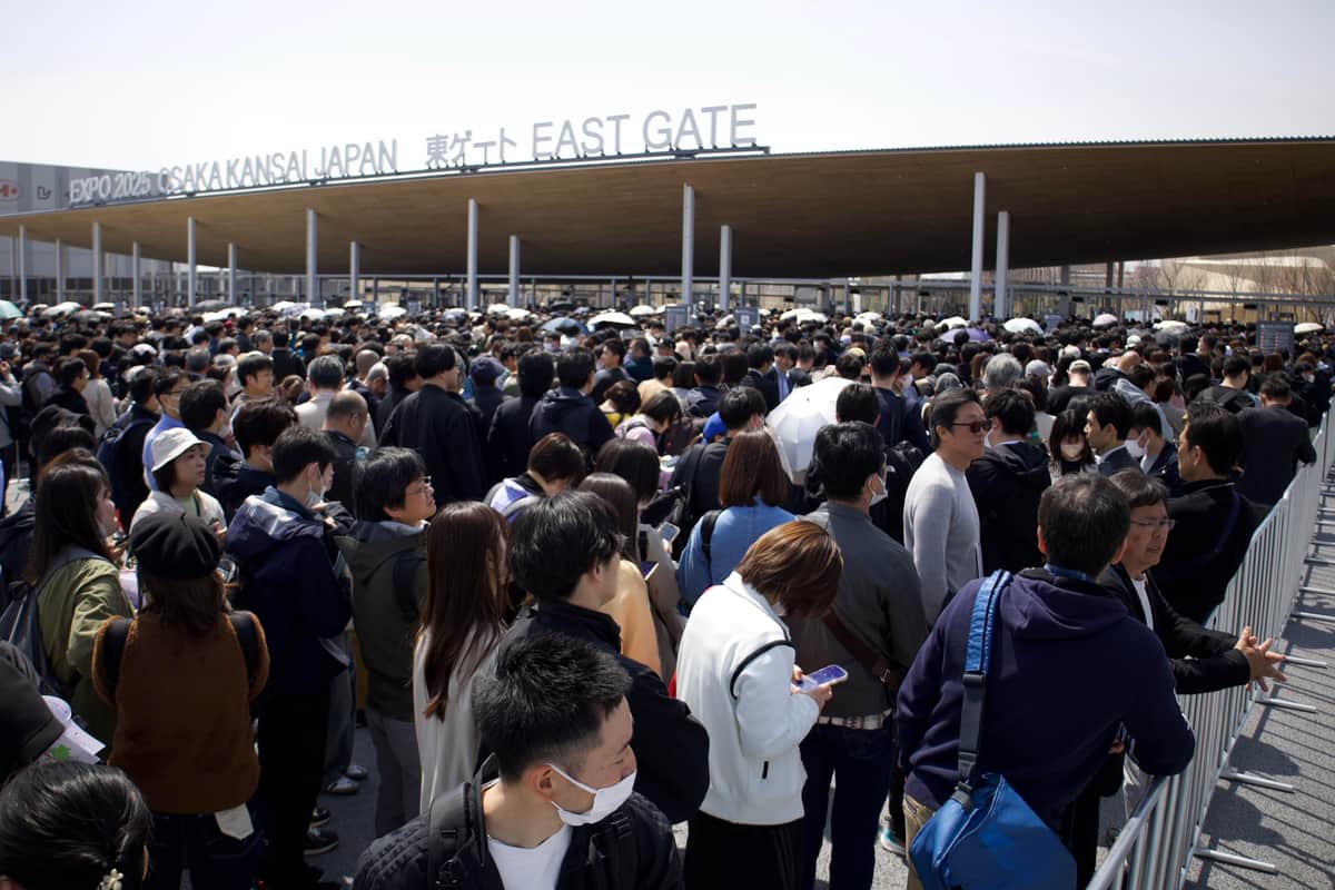 万博会場の入場ゲート前で待つテストランの参加者