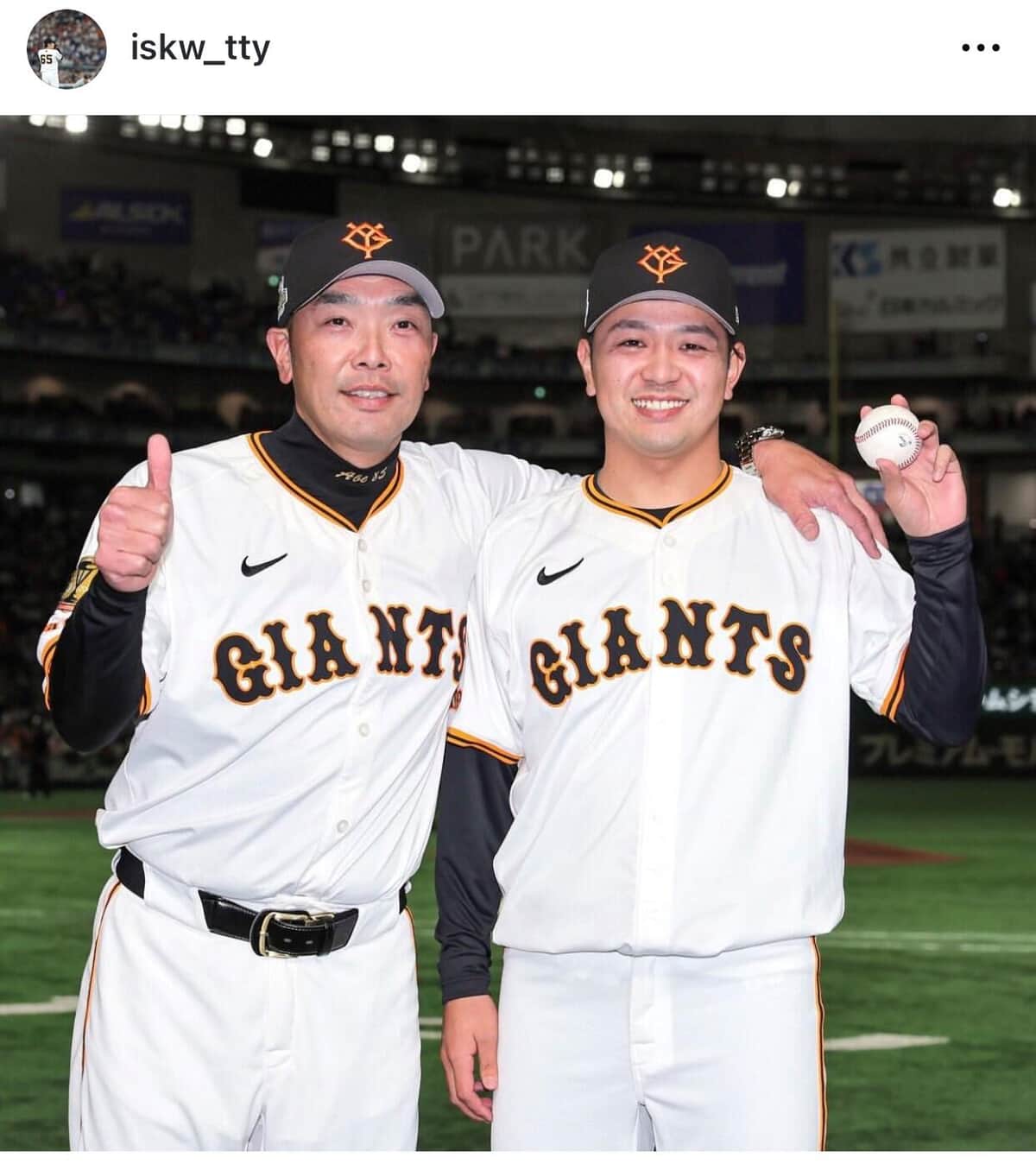 プロ初勝利を祝福される石川（石川のインスタグラムより）