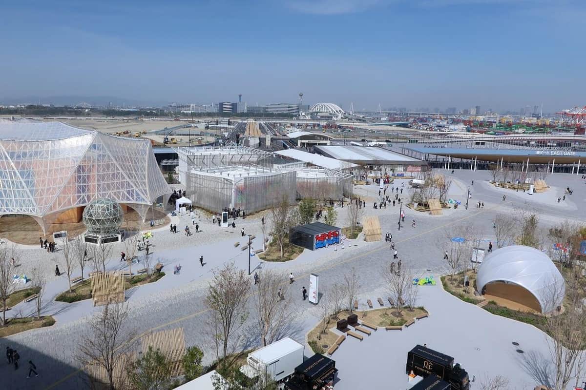 大屋根リングから見渡した万博会場。開幕は4月13日に迫っている