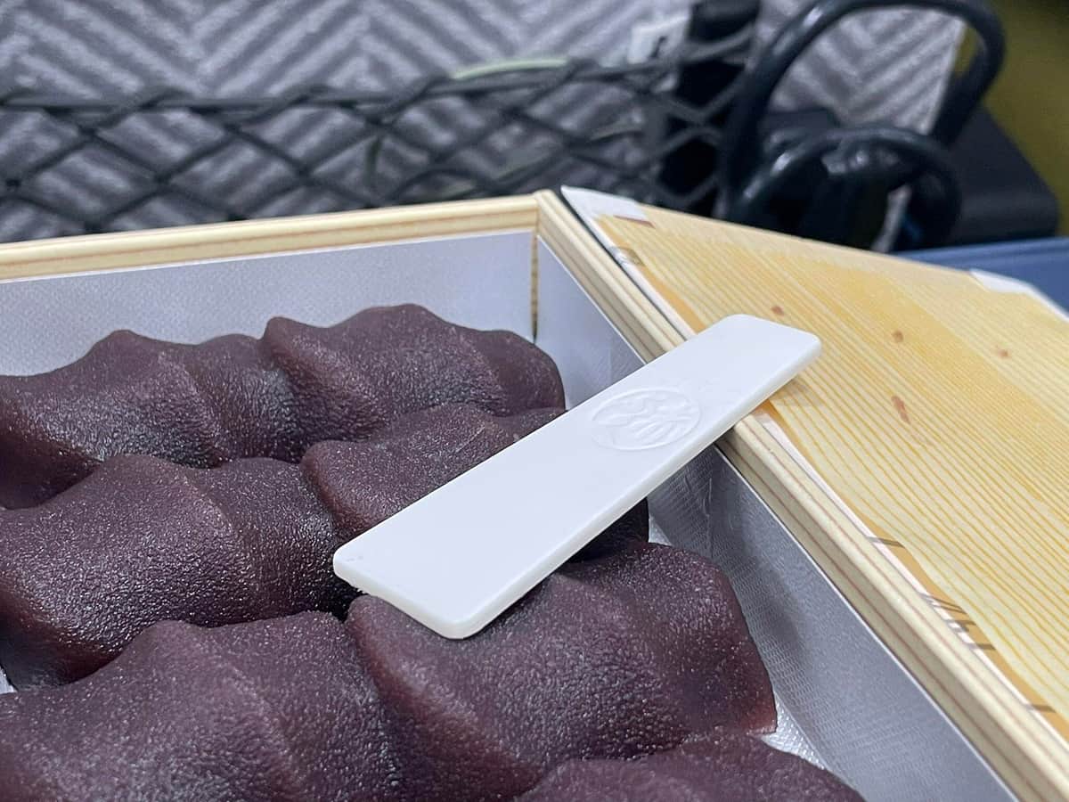 赤福と紙製の「さじ」。マサキサンチームさん（＠Masaki_ponpoko）提供