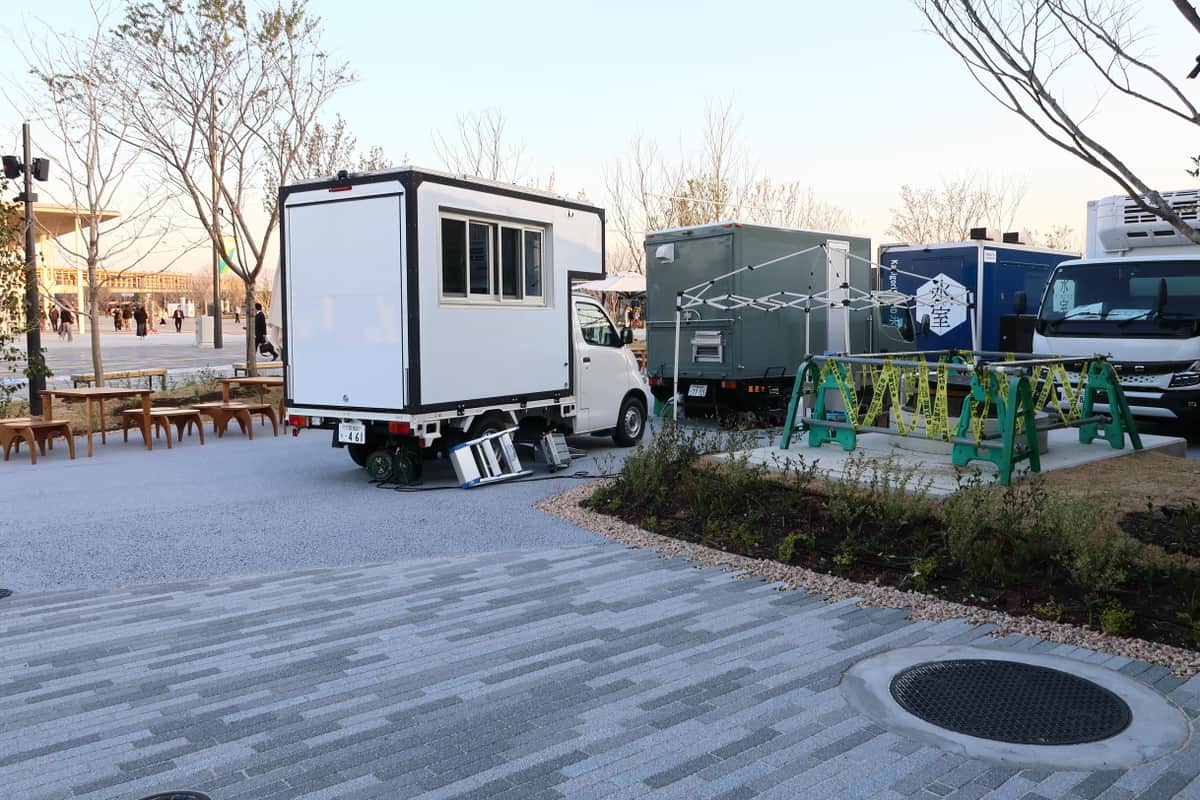 囲いがしてあるマンホールは大屋根リング（写真左）からは少し距離があるが、西ゲートからは近い