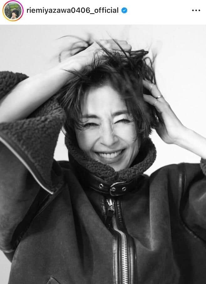 宮沢りえ52歳、ワインカラーのワンピース姿　頬に手を当て...モデルショットの圧倒的存在感